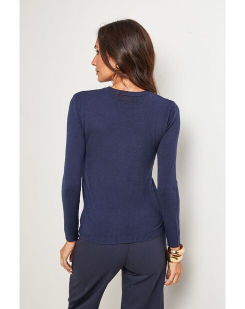 Marineblauer Pullover im Juli