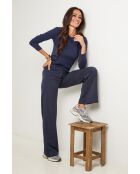 Marineblauer Pullover im Juli