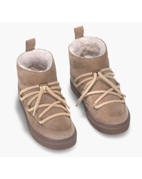 Pelzige Schneestiefel aus beigefarbenem Samtleder