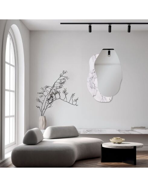 Miroir mural en verre Marostica de forme irrégulière avec insert effet marbre clair argenté - 65 x 1,3 x 100 cm