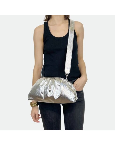 Funda blanda Uniq de piel grande plateada brillante - 31 x 20 cm