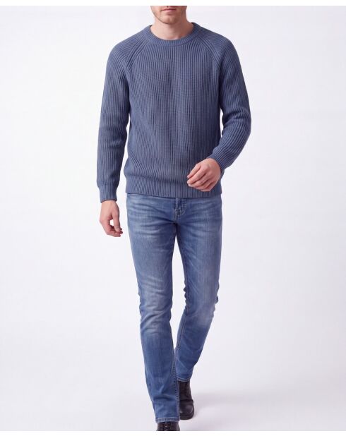 Jersey romano de lana con cuello redondo y mangas raglán, jeans azules