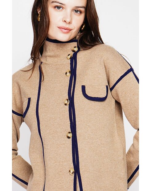 Chaqueta camel de cuello alto