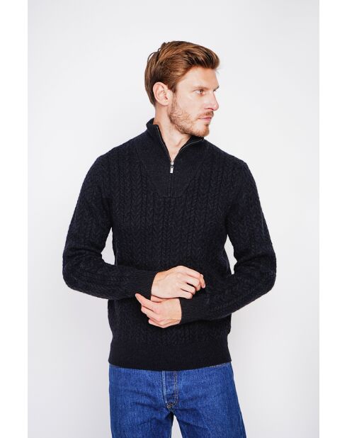 Jersey negro con cuello camionero