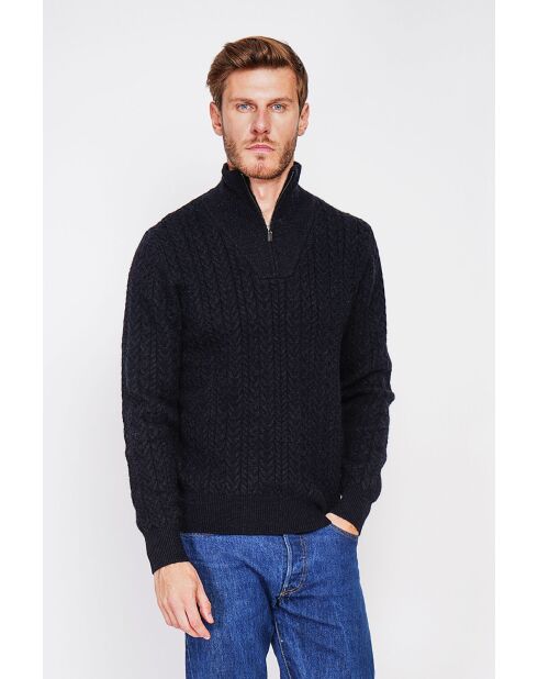 Jersey negro con cuello camionero