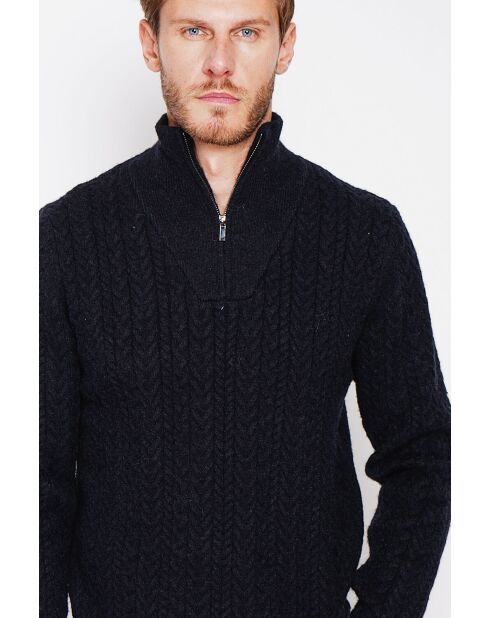 Jersey negro con cuello camionero