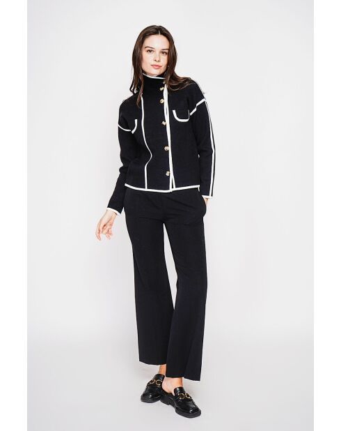 Chaqueta negra de cuello alto