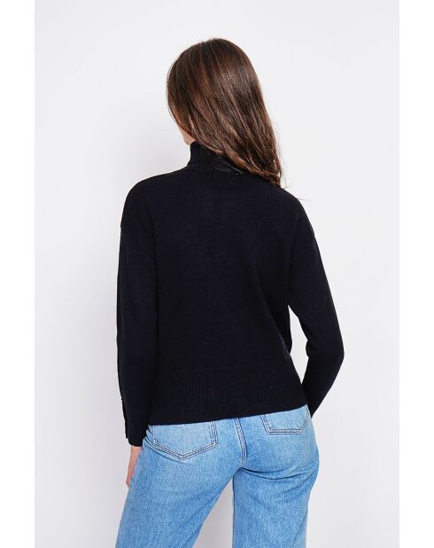 Jersey negro de cuello alto