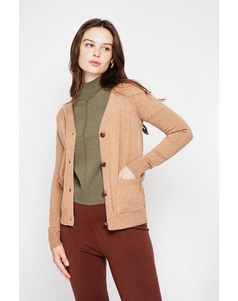 Camelkleurig vest met v-hals en knoopsluiting