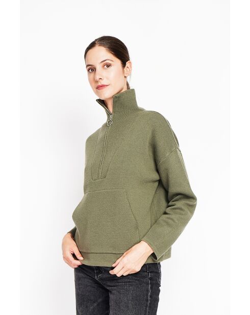 Khakifarbener Pullover mit Stehkragen