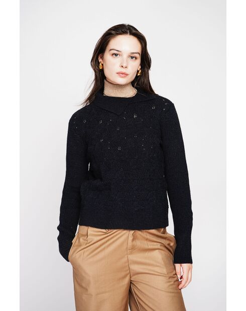 Jersey negro de cuello alto con doble botonadura