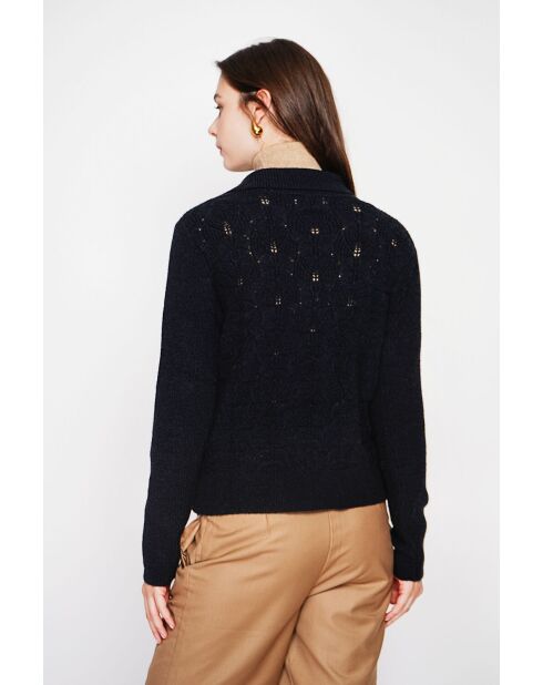 Jersey negro de cuello alto con doble botonadura