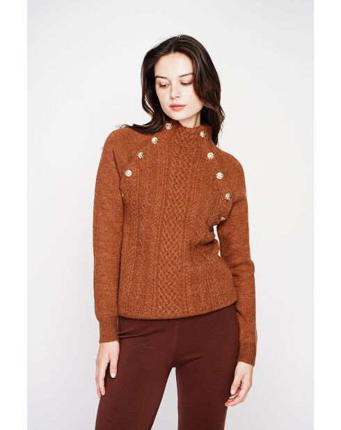 Jersey marrón de cuello alto
