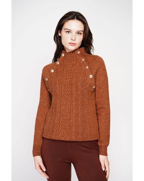 Jersey marrón de cuello alto