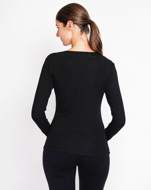 Envía una camiseta negra