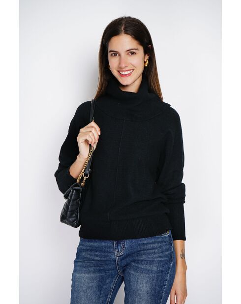 Jersey negro con cuello redondo