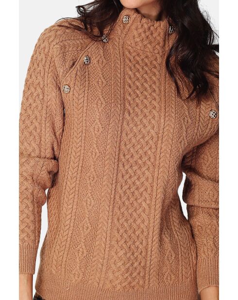 Dunkler kamelfarbener Pullover mit Stehkragen