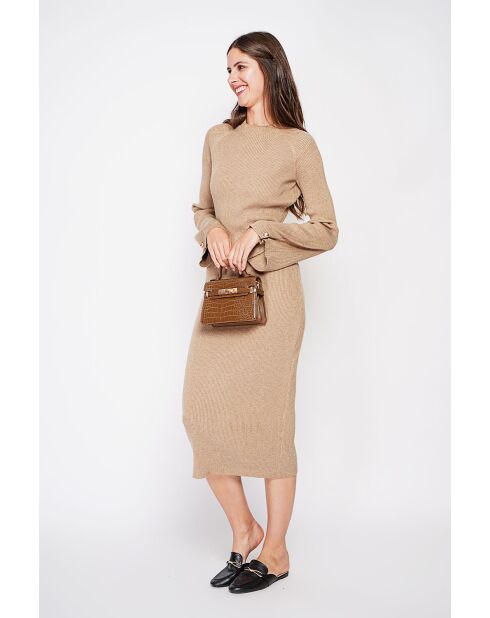 Camelkleurige jurk met hoge hals