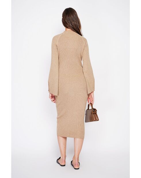 Camelkleurige jurk met hoge hals