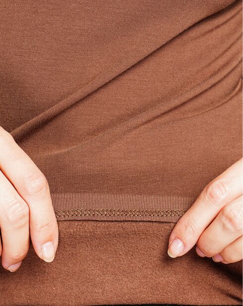 Enviar una camiseta interior marrón