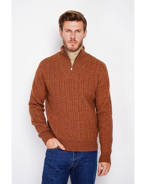 Jersey marrón con cuello camionero