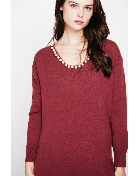 Abito bordeaux con colletto in perle