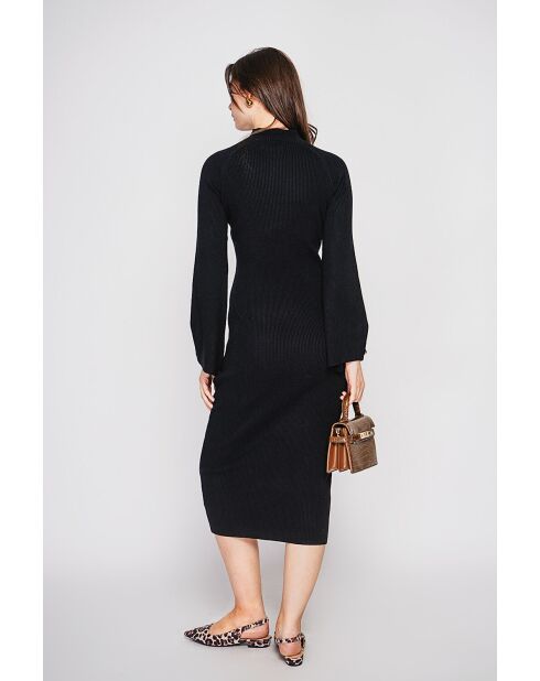 Zwarte jurk met hoge hals