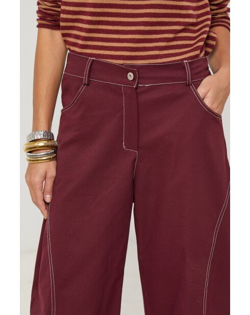 Burgunderrote Uma-Hose