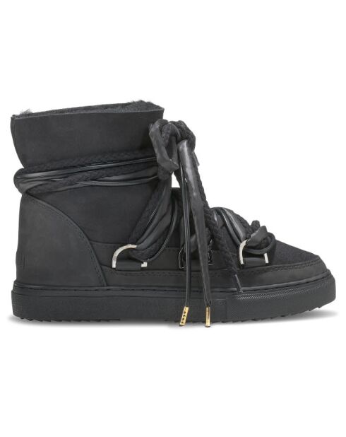 Klassische schwarze Lederstiefel mit dreifacher Spitze