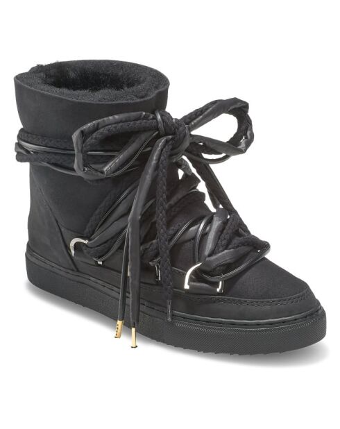 Klassische schwarze Lederstiefel mit dreifacher Spitze