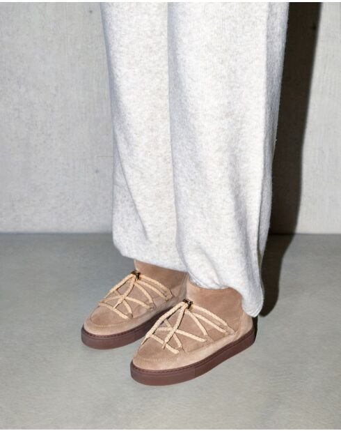 Klassieke lage beige leren laarzen