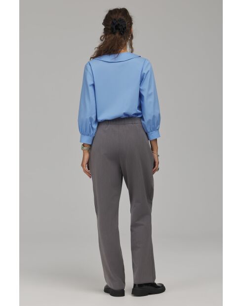 Pantalones grises con botones de Brandeburgo de corte clásico