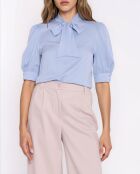 Blusa azul claro con cuello anudado