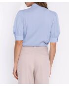 Blusa azul claro con cuello anudado