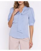 Blusa azul claro con cuello anudado