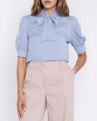 Blusa azul claro con cuello anudado