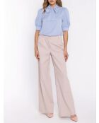 Blusa azul claro con cuello anudado