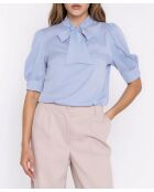 Blusa azul claro con cuello anudado