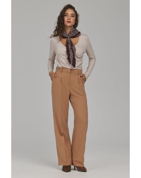 Pantalon caramel droit à plis marqués