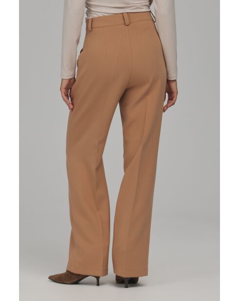 Pantalon caramel droit à plis marqués