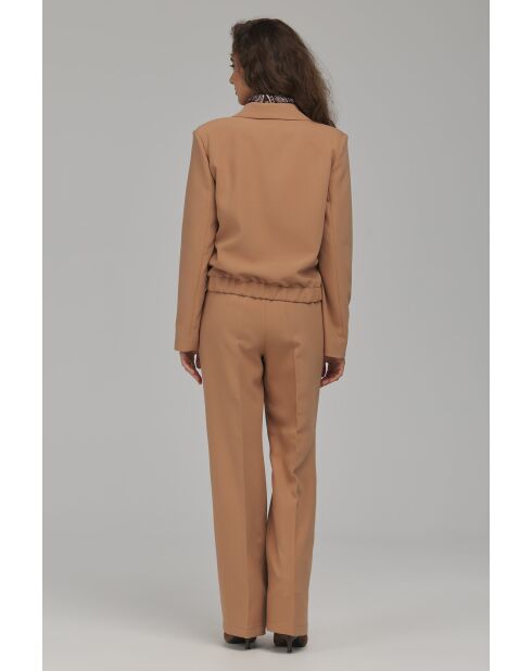 Pantalon caramel droit à plis marqués