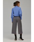 Graue, weit geschnittene Hose