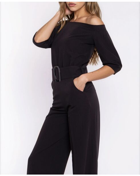 Combinaison moulante noire avec ceinture