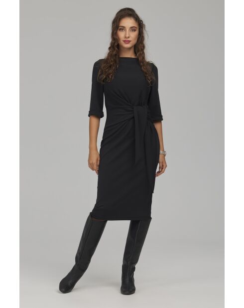 Robe noire à nouer sur le côté