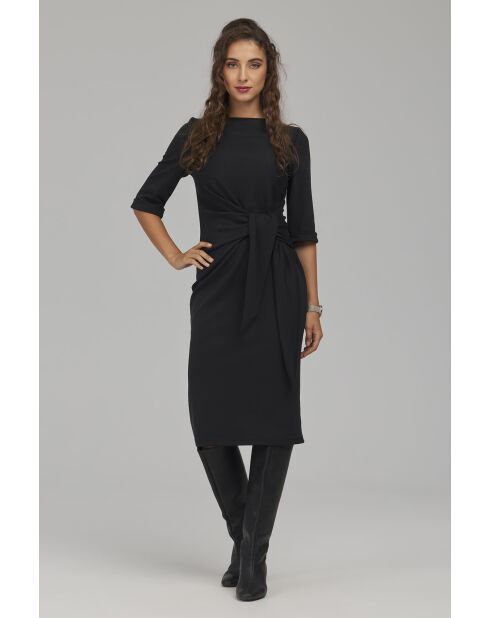 Robe noire à nouer sur le côté