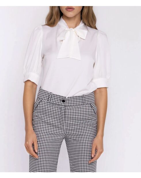 Schicke ecrufarbene Bluse mit Bindekragen