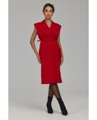 Robe rouge cintrée à ceinture