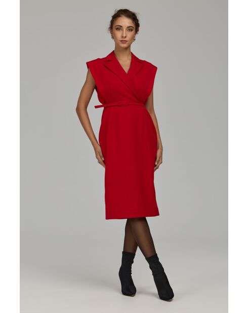 Robe rouge cintrée à ceinture