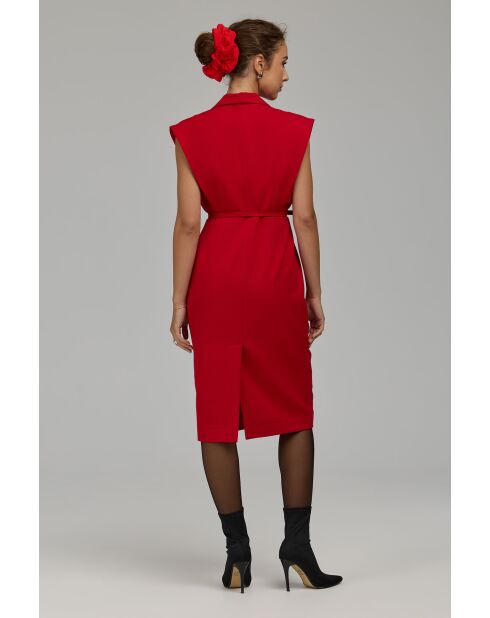 Robe rouge cintrée à ceinture