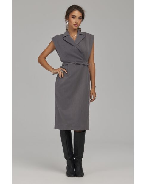 Robe grise cintrée à ceinture